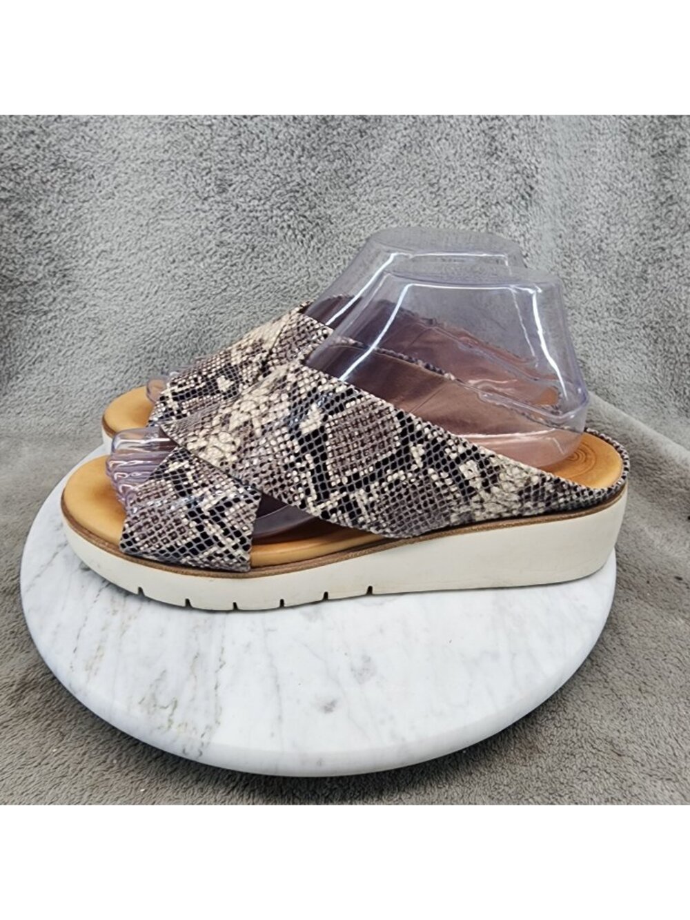 Corso Como Shoes Womens Size 8 Gray Leather Snake Print Slip On Sandals *Read*